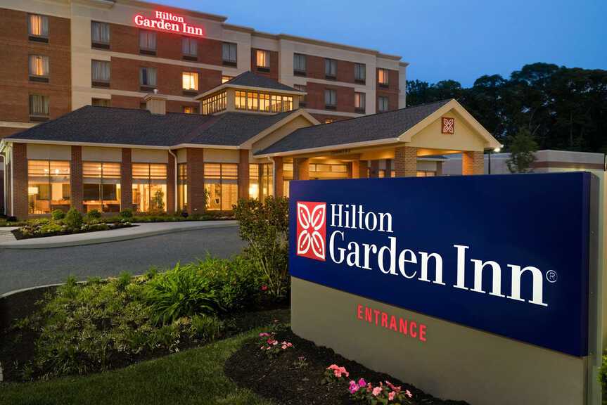 Hilton Garden Inn - Exterior photo of sign at night